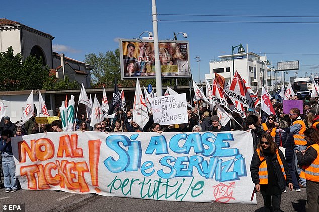 'No to the ticket!'  reads a banner in Piazzale Roma.  'Yes to houses and services for all'
