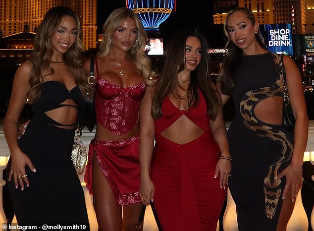 The four then gathered together to take a few final photos before beginning to visit the casinos on the famous Las Vegas Strip.