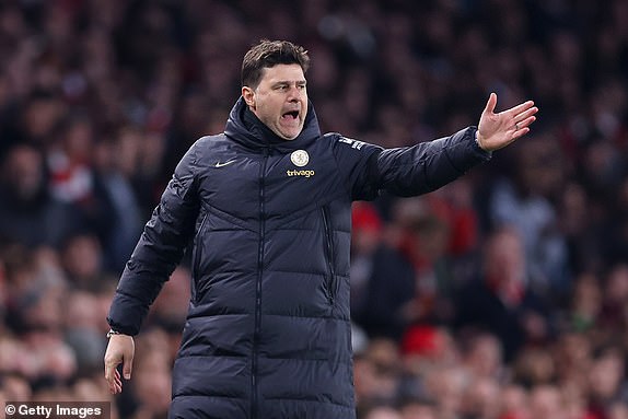 LONDON, ENGLAND – APRIL 23: Chelsea manager Mauricio Pochettino instructs the team during the Premier League match between Arsenal FC and Chelsea FC at Emirates Stadium on April 23, 2024 in London, England.  (Photo by Alex Pantling/Getty Images)