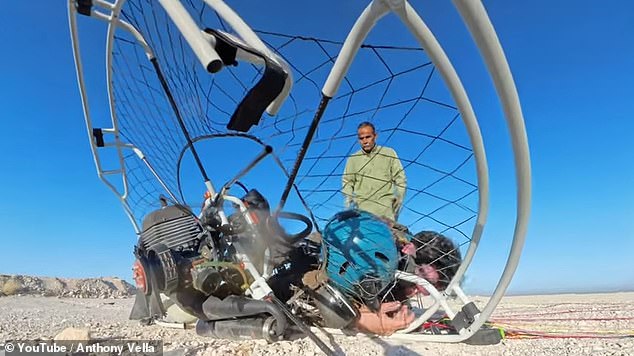 A good Samaritan arrived two minutes after the accident and two minutes later his friend, who took the paramotor from him.