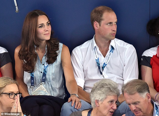 He then placed his hand on her leg as they watched the swimming events.