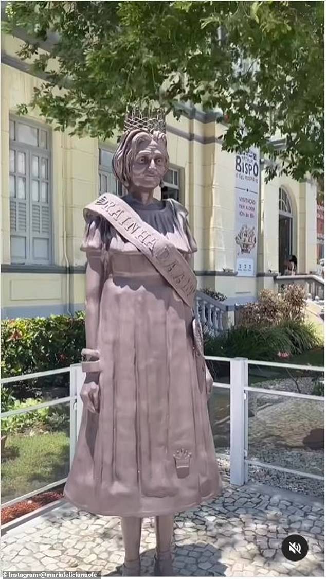 A statue of the Brazilian singer and basketball player was installed in front of the Sergipana People Museum