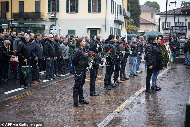 A swarm of neo-fascists stormed the Dongo and placed 15 roses in the lake in memory of the ministers and officials of Mussolini's government who were murdered there.