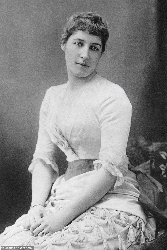 British actress Lily Langtry (1853-1929), the first society woman in professional theatre, as well as a theater director, racehorse owner and lover of the Prince of Wales, Edward VII.