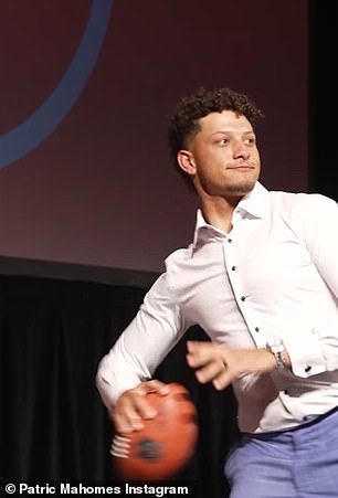Patrick Mahomes throwing the ball to his teammate