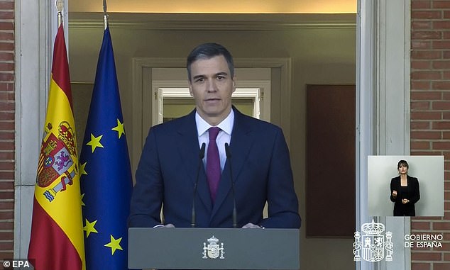 The President of the Government, Pedro Sánchez, makes a statement at the Moncloa Palace in Madrid before the press to communicate his decision to remain in office.