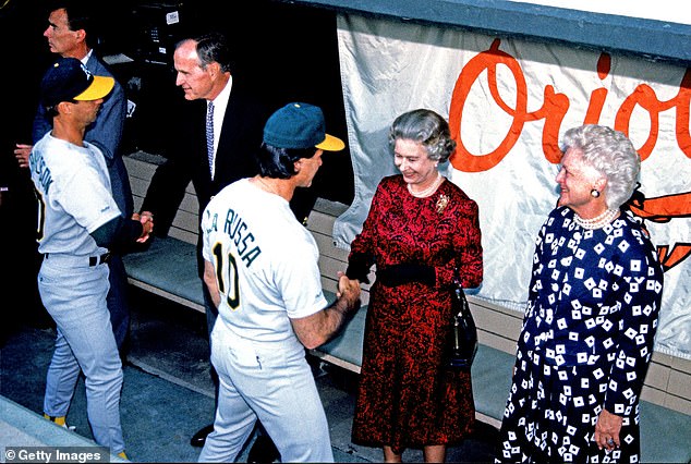 Queen Elizabeth also greeted members of the opposing team, the Oakland Athletics, who ultimately won the game against the Orioles, but by then her majesty had already disappeared.