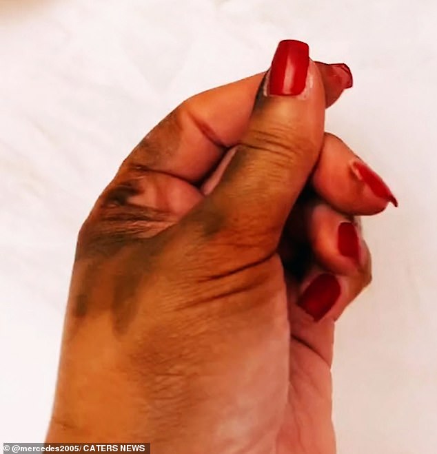The mother showed her followers what her hands looked like after pretending to tan her face
