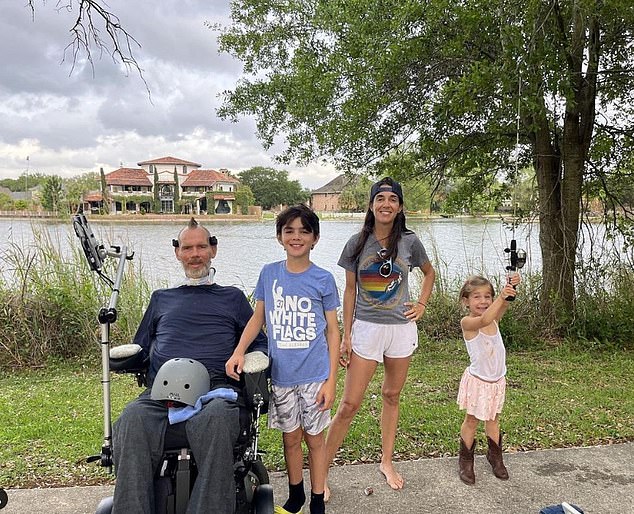 Gleason, who was diagnosed with ALS in January 2011, with his wife and two children.