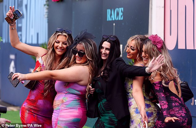 But first, let's take a selfie!  A group of friends made sure to capture their outfits for the 'gram as they arrived at the Merseyside racecourse.