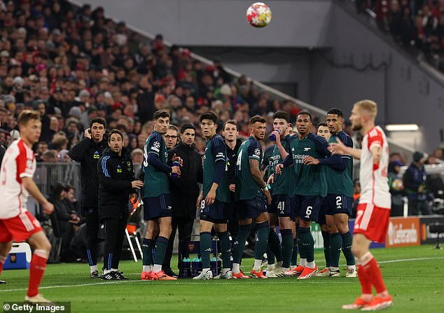 Bayern Munich try to surprise Arsenal with a quick throw in