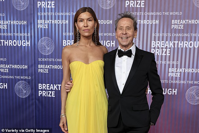 Grazer, whose filmography includes titles such as A Beautiful Mind and Apollo 13, arrived on the red carpet with his fourth wife Veronica Smiley, with whom he went down the aisle in 2016.