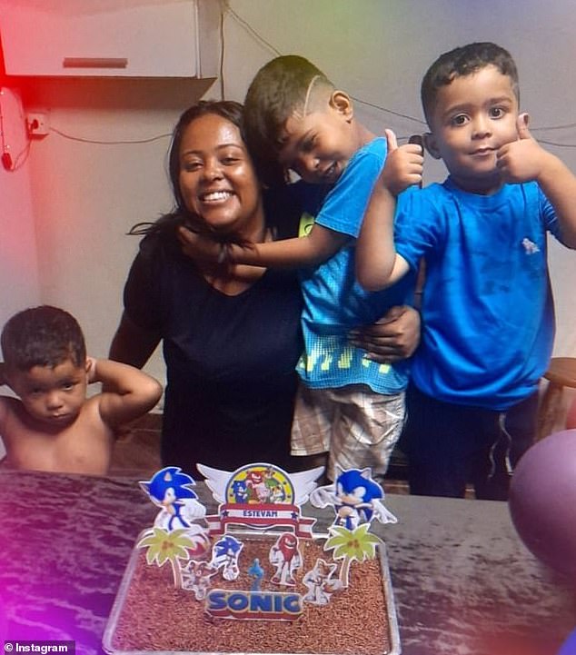 Tatielle Ferreira with her three children