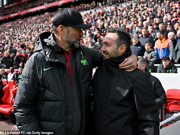 Brighton manager Roberto De Zerbi (right) is not among the favorites to replace Jurgen Klopp (left)