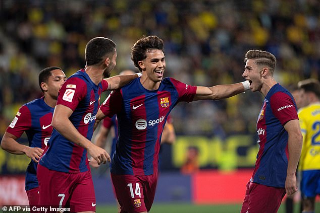 Joao Félix scored the winning goal and Barcelona beat Cádiz to keep pace with Real Madrid.