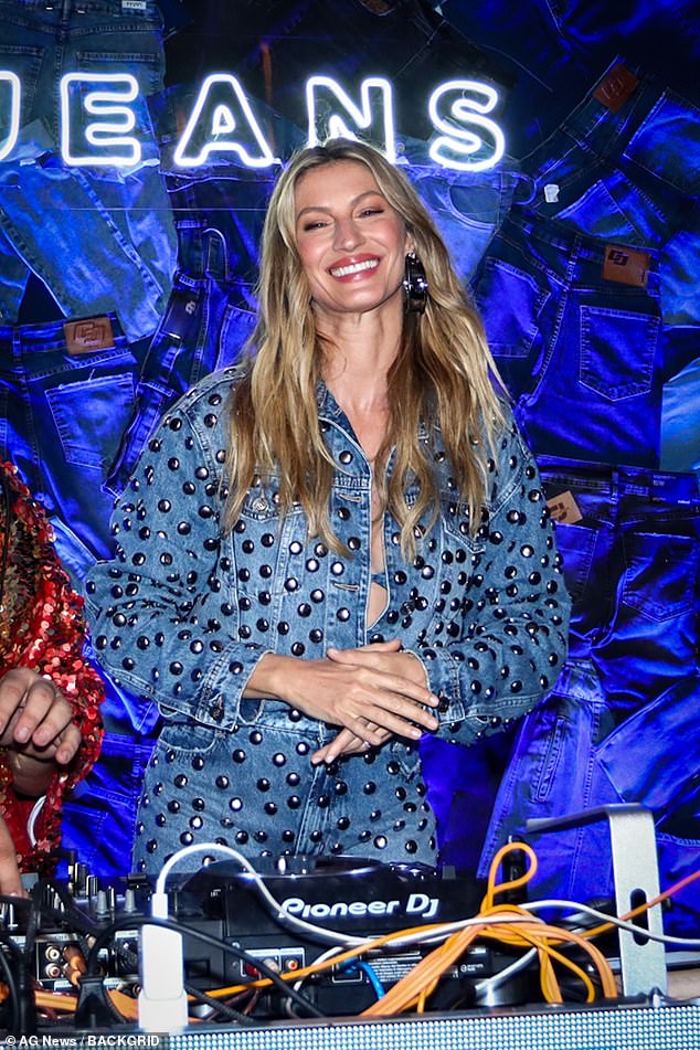 Gisele Bündchen assured that all eyes would be on her while attending a fashion event at the Copacabana Palace in Rio de Janeiro.