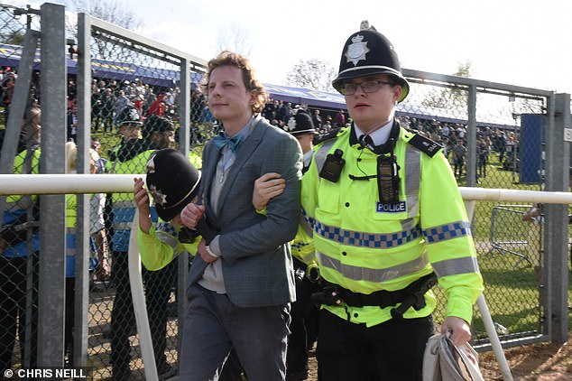 A 'ring of steel' will try to stop protesters disrupting the Grand National as they did last year.