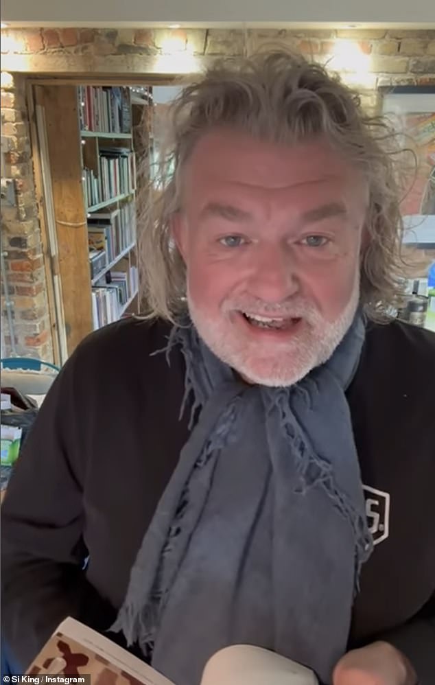 Hairy Bikers star Si King has thanked fans for their continued support as his new book tops the charts following the death of his co-star Dave Myers.