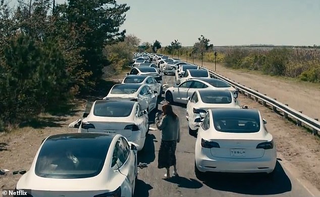 Netflix's apocalyptic film Leave The World Behind depicts a dramatic scene in which hundreds of electric vehicles pile up on a highway after being remotely hijacked.