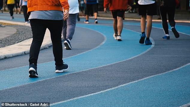 To determine changes in gait between the two groups, the researchers sent the participants to walk around an oval track.