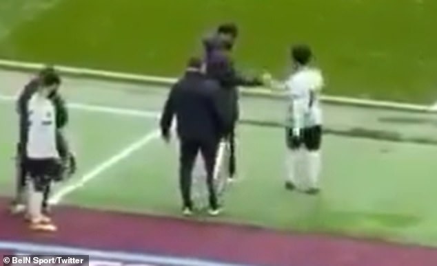 Klopp and Salah half shake hands on the Liverpool bench at West Ham