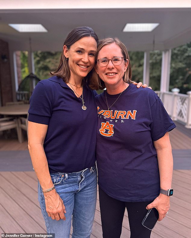 Sisters for life: Jennifer's little sister Susannah sported an Auburn University t-shirt, prompting a glowing comment from Octavia Spencer.