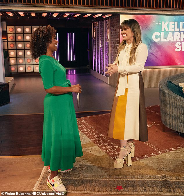 Kelly showed off her chic look with platform heels at her show with Lori Wilson