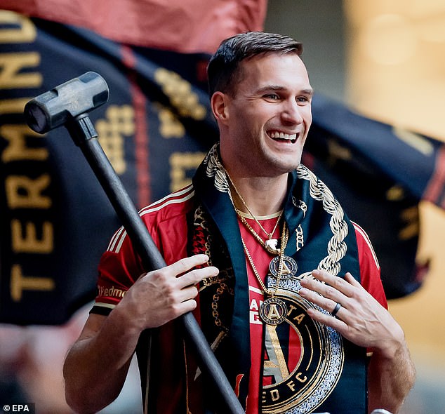 Newly acquired Falcons QB Kirk Cousins ​​makes an appearance at an Atlanta United game