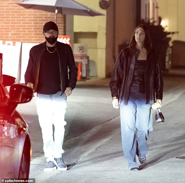 Leonardo DiCaprio tried to maintain a low-key presence when he stepped out with his girlfriend, Vittoria Ceretti, for dinner with his friend Tobey Maguire and other friends on Thursday night in Beverly Hills.