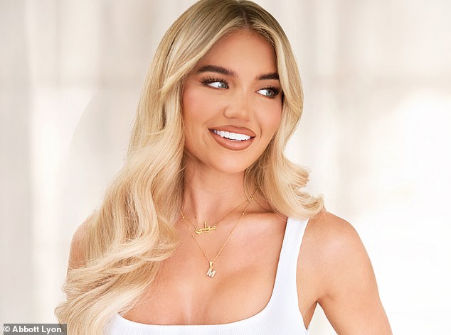Molly is the new ambassador of the jewelry and accessories brand Abbott Lyon and has created a collection inspired by the necklaces she wore in the Love Island villa