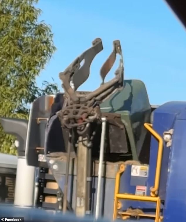 Another person added that the same thing had happened to him and that they had managed to capture the exact moment when the truck's arm lost grip.