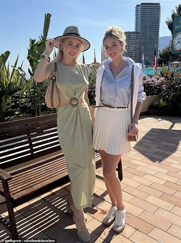 In the photo: Carolina (left) and Chiara de Bourbon pose on their first day at the Monte Carlo Masters.