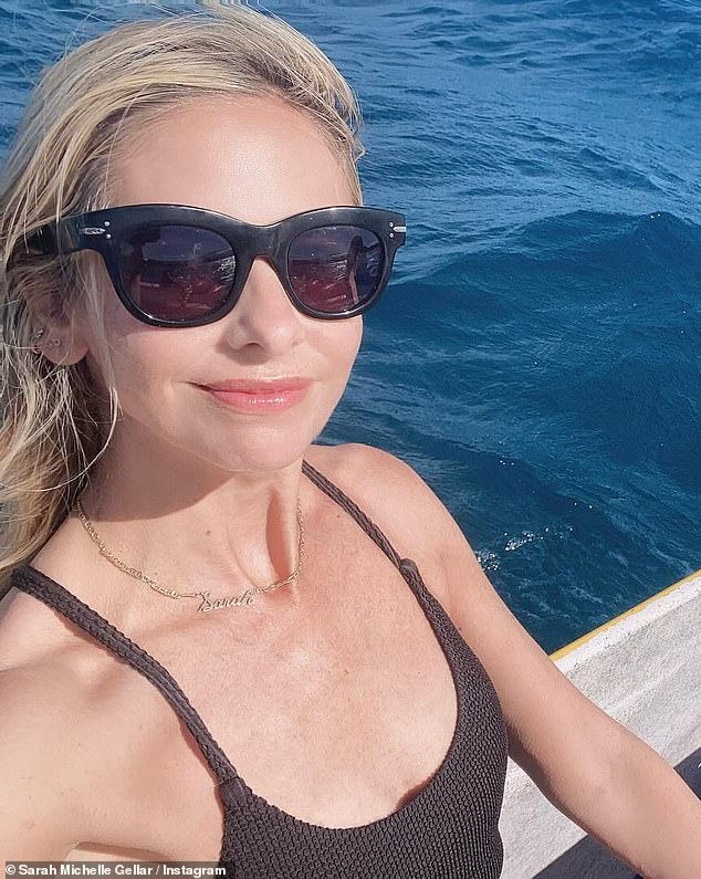 Sarah Michelle Gellar showed off her incredible figure in a black one-piece swimsuit this weekend