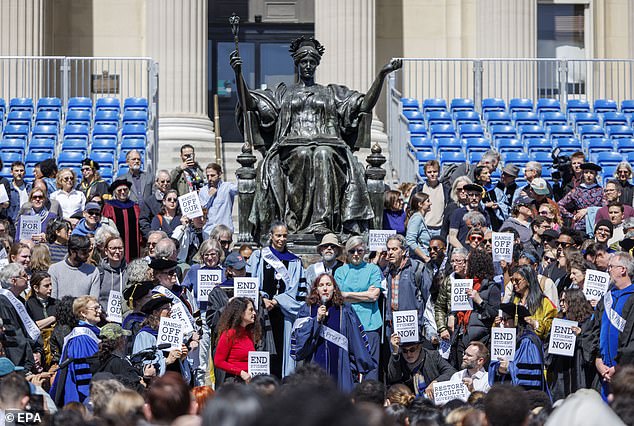 Colombia's megadonors and famous alumni remain silent as pro-Palestinian protests tear up the university.  In the photo: Teachers protesting on April 22, 2024.