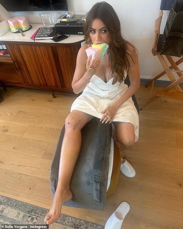 Vergara shared a look at the long, scary scar on her knee after undergoing surgery 