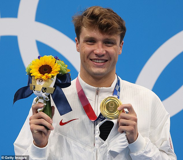 Finke poses on the podium during the medal ceremony for the men's 1,500m freestyle final