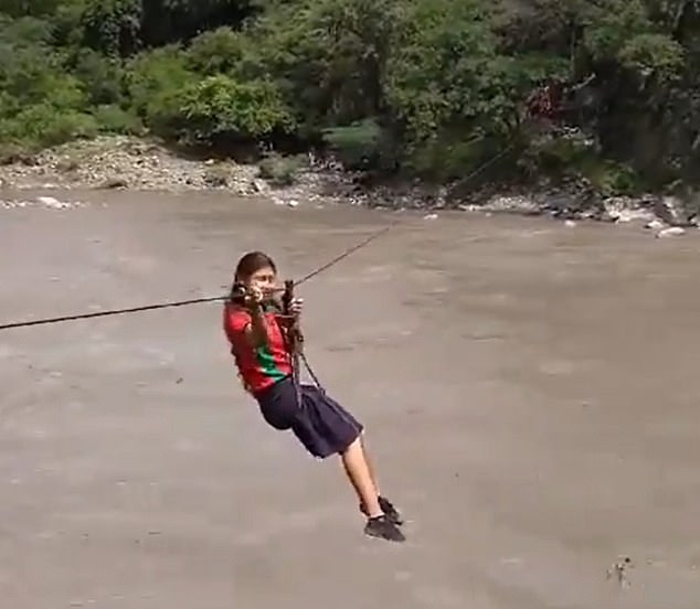A schoolgirl ziplines 328 feet over the Chicamocha River to reach her school, almost five years after a storm knocked down a pedestrian bridge that connects the rural neighborhoods of Felisco and Palmas de Felisco in Molagavita with Río Chico, a sector of the municipality of Mogotes where the school is located.  it's found