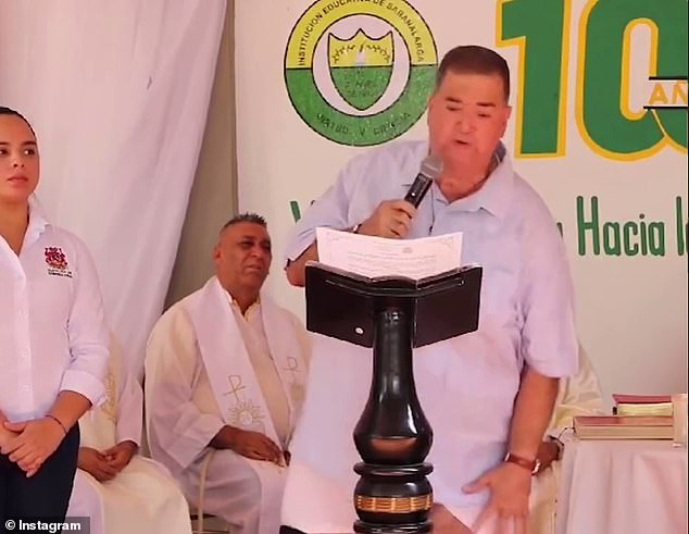 Jorge Chams, mayor of the Colombian municipality of Sabanalarga, was giving a speech at an educational center this Tuesday when his pants fell to the ground.