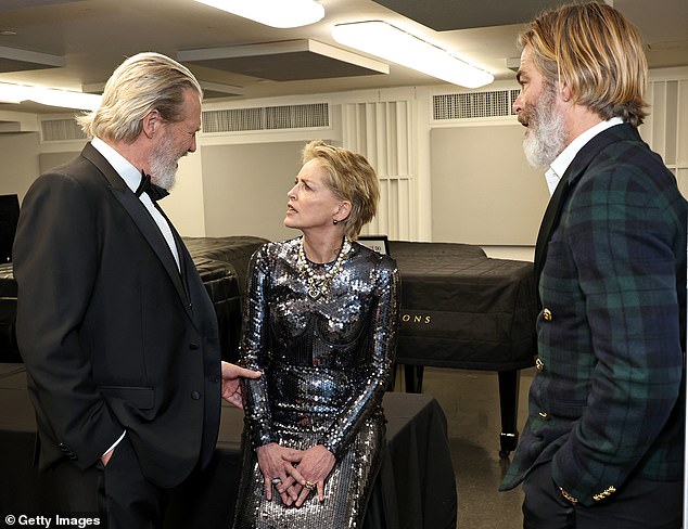 Backstage at the event, Chris enjoyed a chat with honoree Jeff Bridges and his Simpatico co-star Sharon.