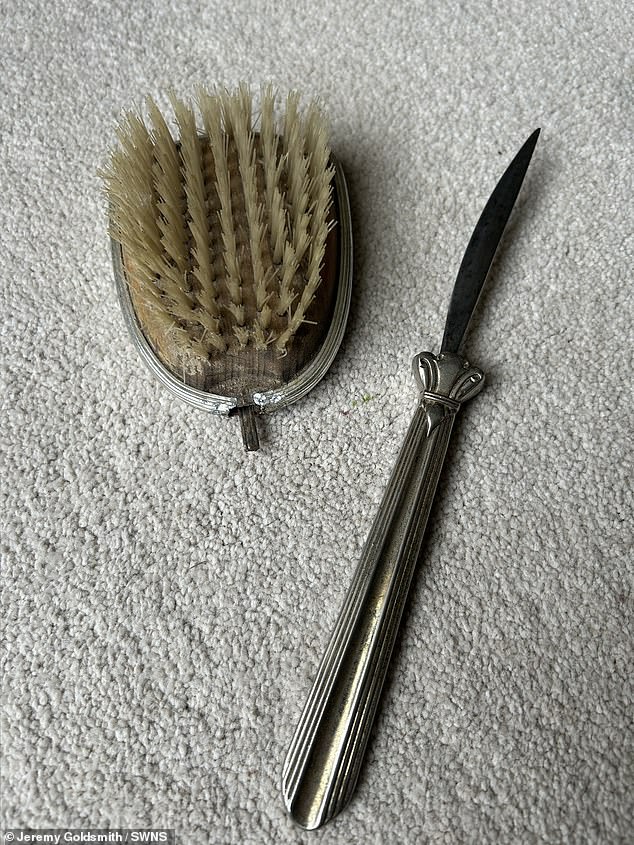 This is the dagger disguised as a hairbrush that the murderess used.