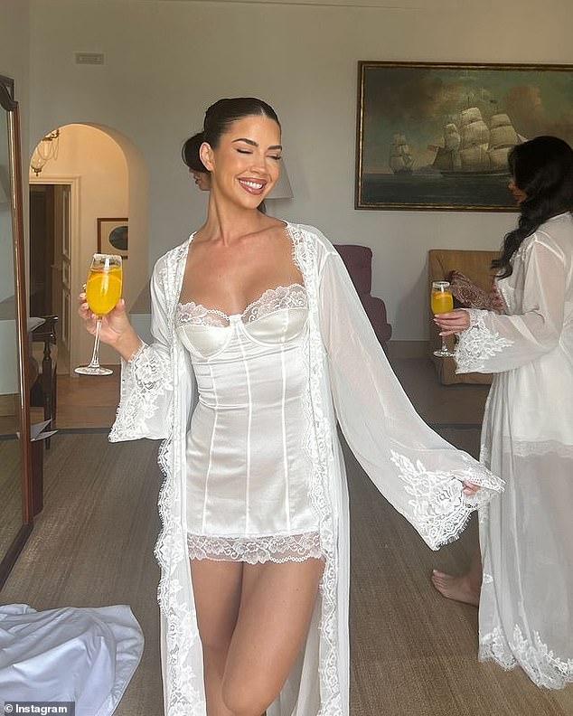 On the morning of their wedding, Rachel shared a series of photos of her and her bridesmaids looking glamorous for the big day.