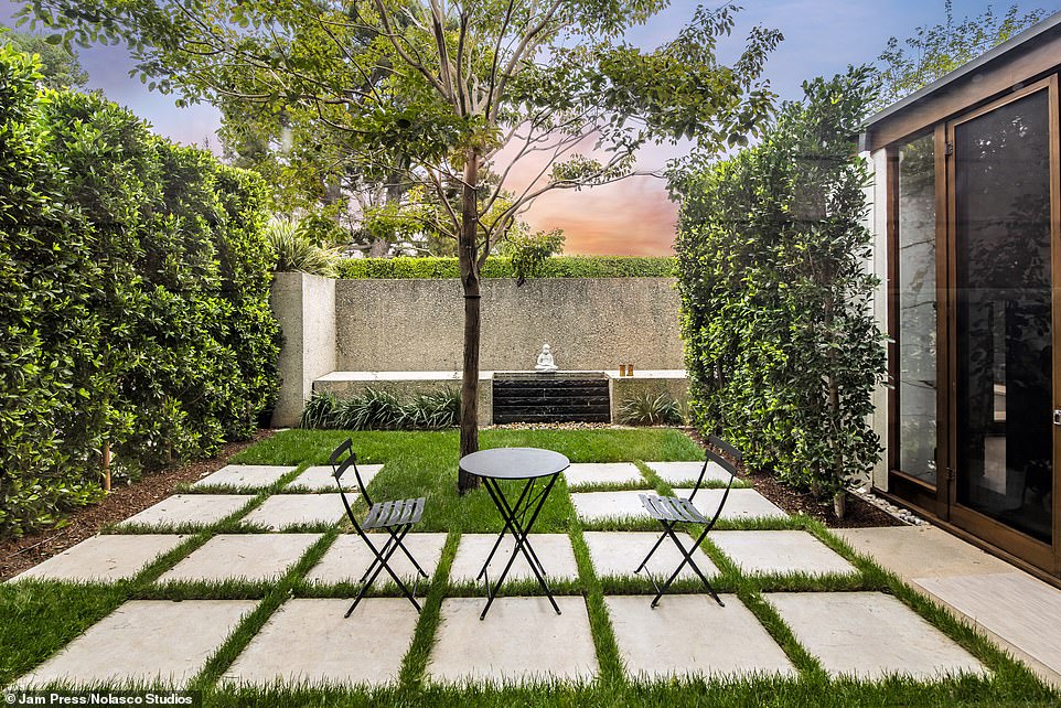 Outside, the garden offers complete privacy and provides the ideal setting for both relaxation and entertaining.