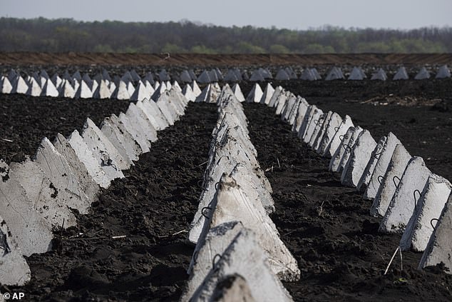 Anti-tank systems known as "dragon teeth" They are seen in the field near the Russian border in the Kharkiv region, Ukraine, on Wednesday, April 17, 2024.