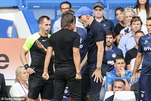 LONDON, ENGLAND - AUGUST 14: Antonio Conte of Tottenham Hotspur and Thomas Tuchel of Chelsea face off after Pierre-Emile Hojbjerg of Tottenham Hotspur scores a goal to make it 1-1 during the match Premier League between Chelsea FC.  and Tottenham Hotspur at Stamford Bridge on August 14, 2022 in London, England.  (Photo by Robin Jones/Getty Images)
