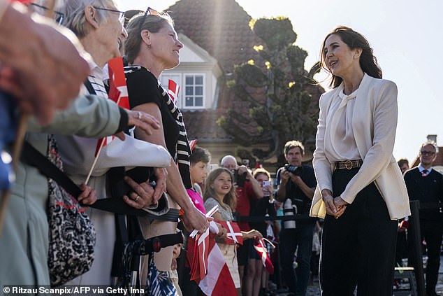 Yesterday Maria spoke to people who were waiting to see them at Fredensborg Castle.