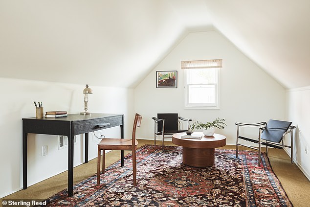 In the attic there is also a seating area with a desk, perfect for a creative workspace.