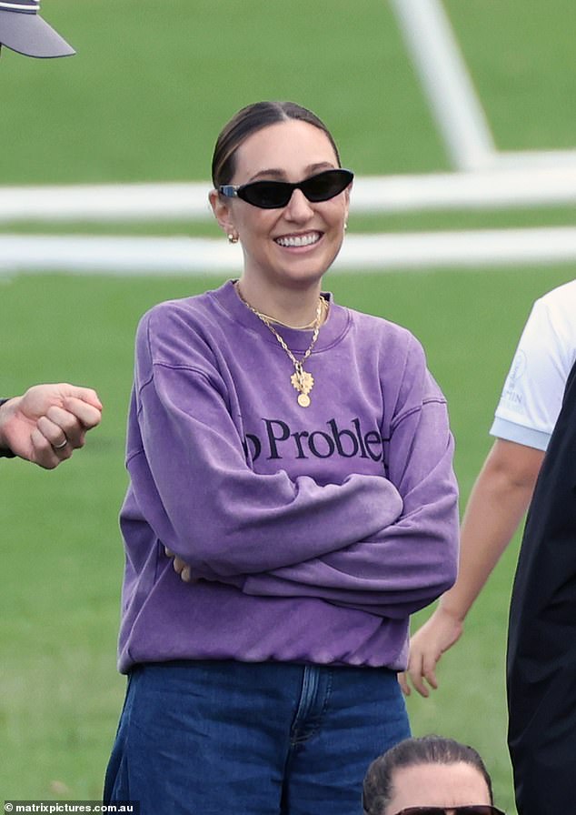 Hiding her eyes behind a pair of dark designer sunglasses, Zoe slicked her brunette hair back into a tight, low bun.