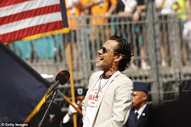Singer Marc Anthony, ex-husband of Jenifer López, performed the national anthem on the grill