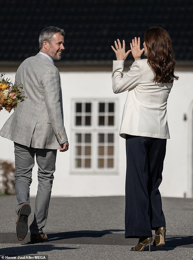 1714988314 217 The moment that stopped Queen Mary during her royal visit