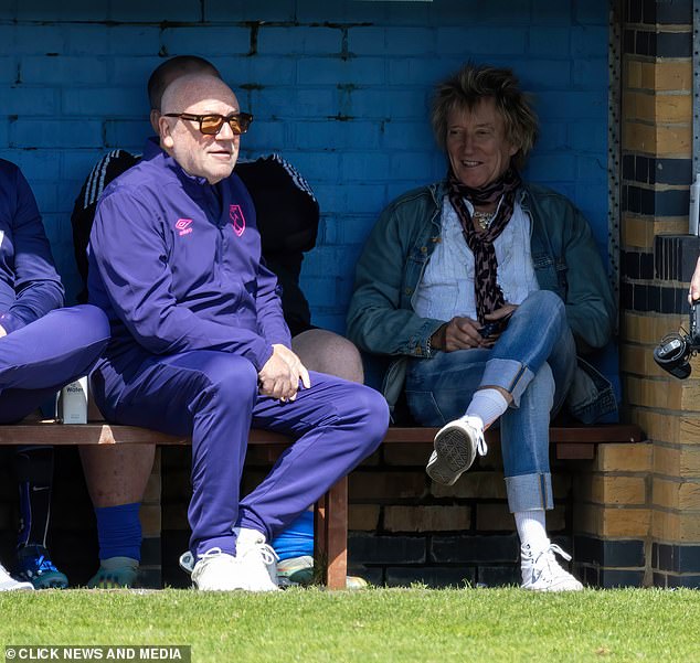 Rod looked great in a double denim ensemble and a white shirt which he wore with a thin scarf as he sat fieldside.